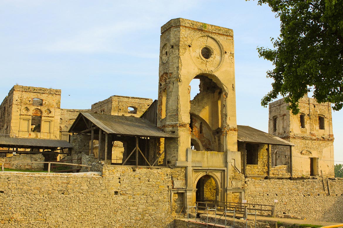 טירת "קְשִישְטוֹפּוּר" ("Krzyżtopór")