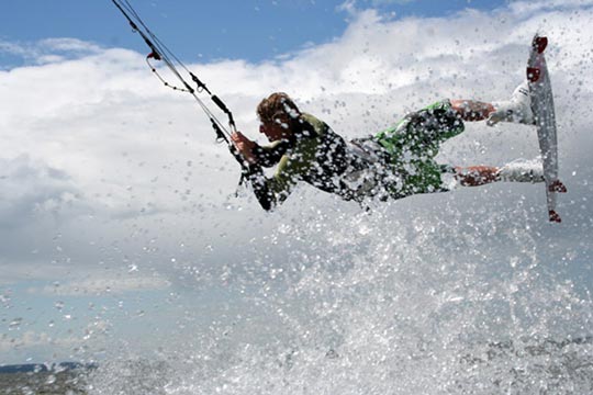 גלישת קיט (Kitesurfing) בחצי האי הֶל